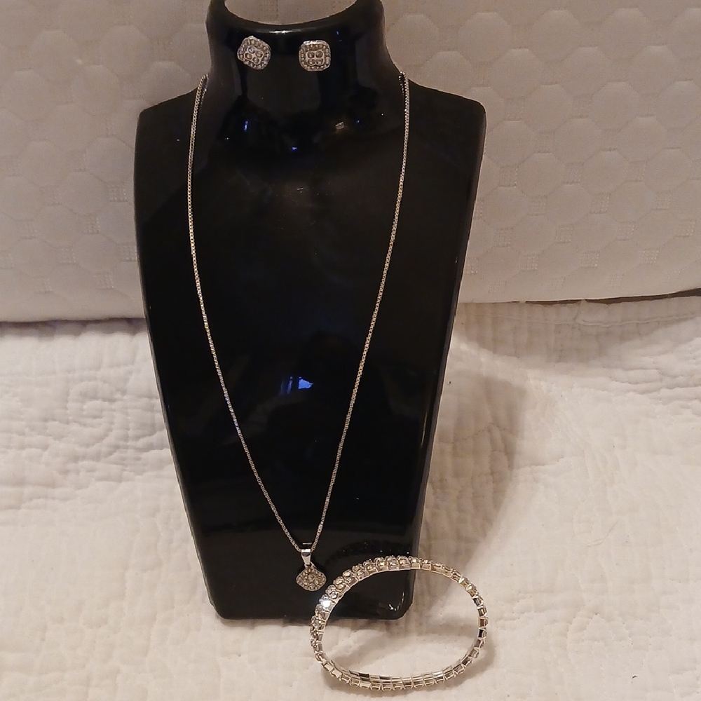 Elegant Silvertone w/Rhinestones Fashion Jewelry Set